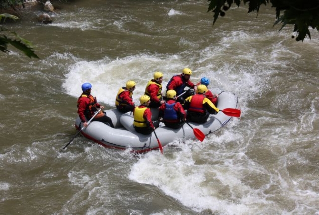 grupo de personas navegando en rafting